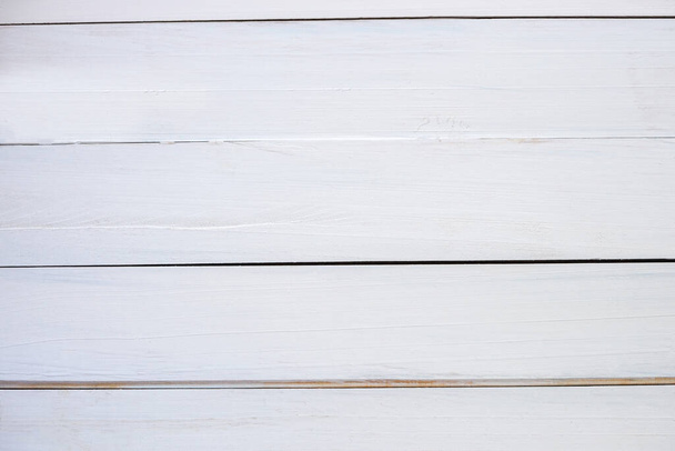 Άσπρες ξύλινες σανίδες φόντο για την ιστοσελίδα ή ταπετσαρία μπορεί να χρησιμοποιήσει για φόντο με αντίγραφο χώρο τα σχέδιά σας ή να προσθέσετε κείμενο για να κάνουν την εργασία φαίνονται καλύτερα και ενδιαφέροντα. έννοια της επιφάνειας του ξύλου - Φωτογραφία, εικόνα
