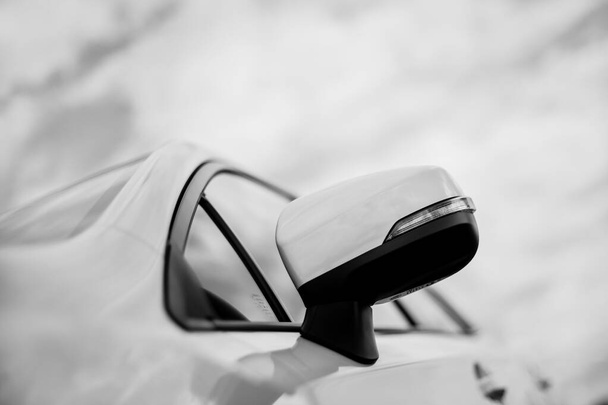 バンパー、白いスポーツカーのフロント。車は道路上にあります。デザインのための要素新しいきれいな白いスポーツカーのヘッドライト。白黒の画像です - 写真・画像