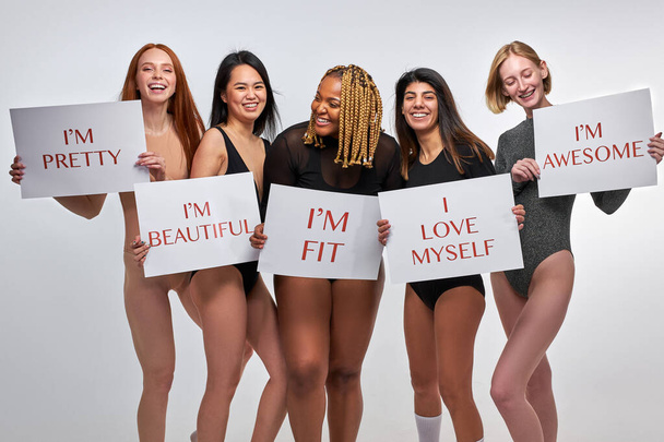Diversos modelos alegres transmiten la idea de que todo el mundo debe amar su cuerpo - Foto, imagen