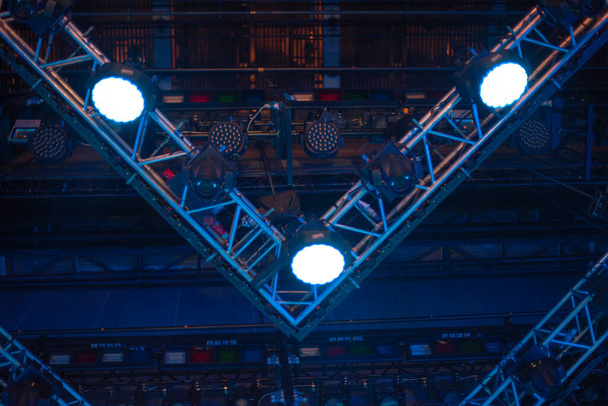 A koncert helyszínét fénysugarak világítják meg.. - Fotó, kép