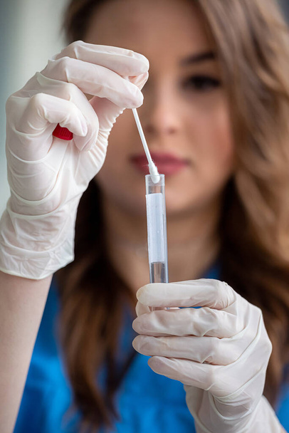 closeup, νοσηλευτής που κατέχει ρινικό επίθεμα εργαστηριακή δοκιμή για τον ιό Coronavirus ή COVID-19  - Φωτογραφία, εικόνα