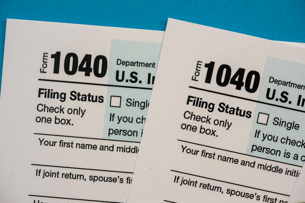 Налоговая форма 1040 закрывается. финансовый документ. время уплаты налогов - Фото, изображение