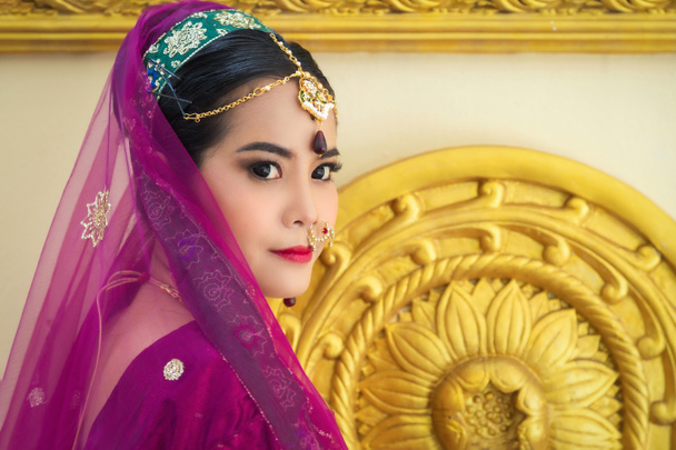 De cerca retrato encantadora mujer asiática con un saree tradicional con fondo de pared de loto. - Foto, imagen