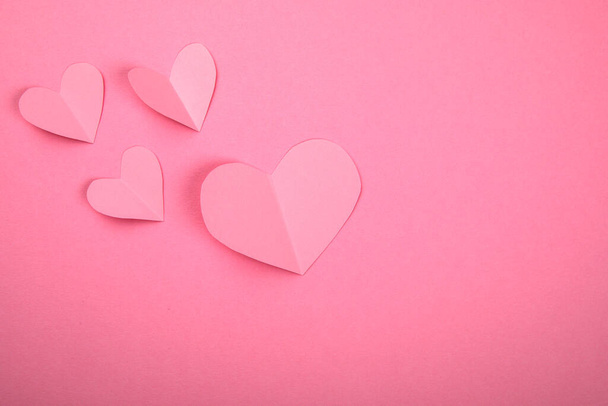 Różowe serca, symbolizuje dziewczynę lub kobietę. Zakochanie się i koncepcja relacji - Zdjęcie, obraz