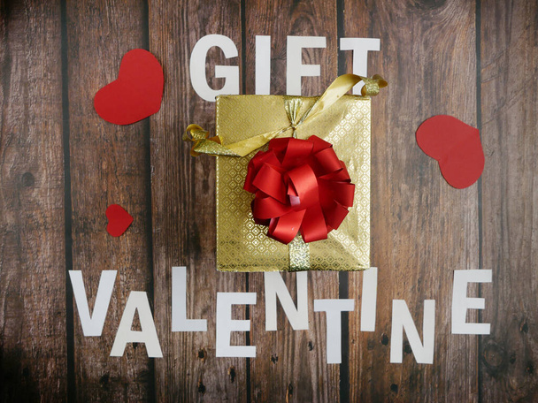 подарункова коробка Валентина на зеленому фоні
 - Фото, зображення