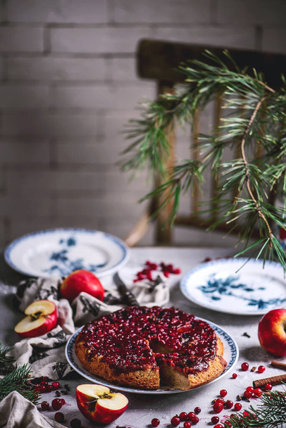 Hot spiced apple, cranberry and ginger upside down cake..rustic style.selective focus - Foto, Imagen