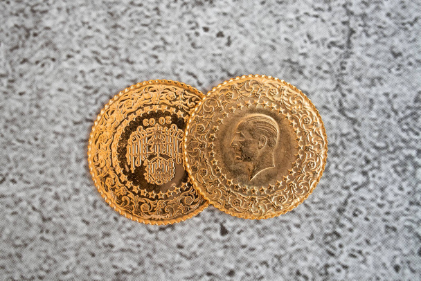 Закрыть турецкую золотую монету на сером фоне - Фото, изображение