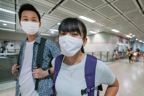 Ασιατικό ζευγάρι που φοράει μάσκα υγείας για ταξίδια με το μετρό στην Ταϊλάνδη - Φωτογραφία, εικόνα