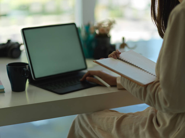 Vystřižený snímek podnikatelky pracující s digitálním tabletem na pracovním stole  - Fotografie, Obrázek