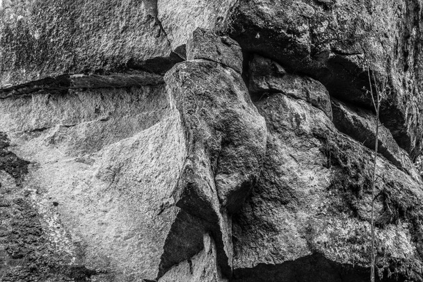Imagen en blanco y negro de grupo místico de rock y grupo de piedra Teufelsstein cerca del Teufelsmuehle cerca de Rattenberg con la cara de roca una cara o mueca de origen natural de la cara de un diablo y fenómeno natural, Bosque de Baviera - Foto, imagen