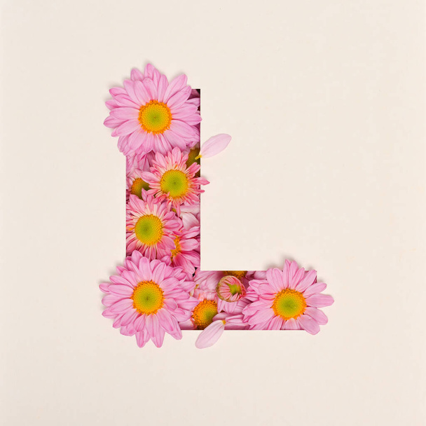 Lettertype ontwerp, abstracte alfabet lettertype met roze bloem, realistische bloemtypografie - L - Foto, afbeelding