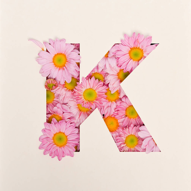 Lettertype design, abstracte alfabet lettertype met roze bloem, realistische bloemtypografie - K - Foto, afbeelding