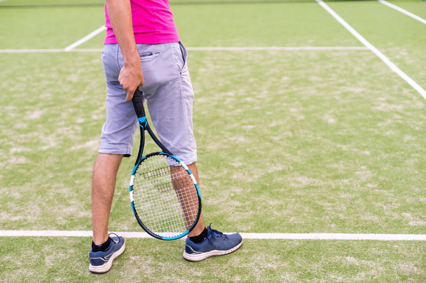 Άντρας τενίστας στο γήπεδο τένις - Φωτογραφία, εικόνα