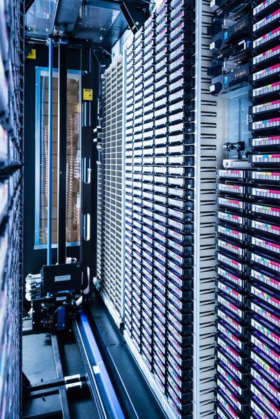 pilas altas de cintas de copia de seguridad de datos en el centro de la nube de Internet - Foto, imagen