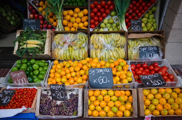 Piac eladó gyümölcsök és zöldségek dobozokban kis élelmiszerbolt mentén az utcán. Mar del Plata, Argentína - Fotó, kép