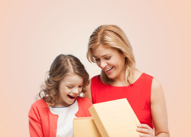 Smiling mother and daughter with opening gisft box - Foto, Imagem
