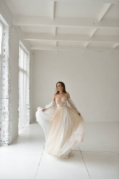 Портрет красивой невесты крупным планом на белом фоне. - Фото, изображение