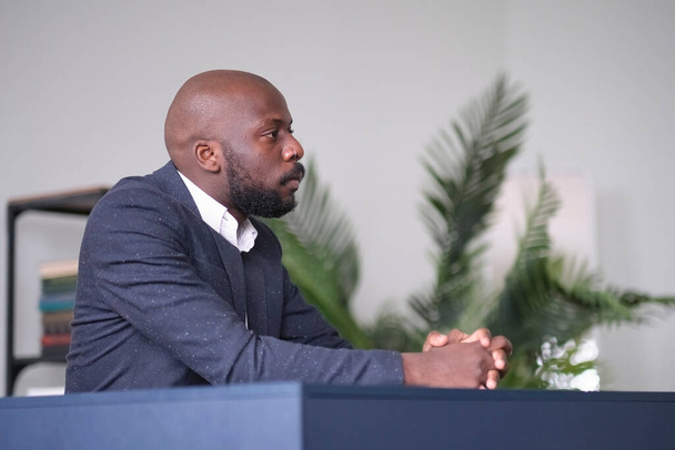 Retrato de um empresário afro-americano no cargo. expressão facial grave, o jovem é coletado antes de um teste ou entrevista - Foto, Imagem