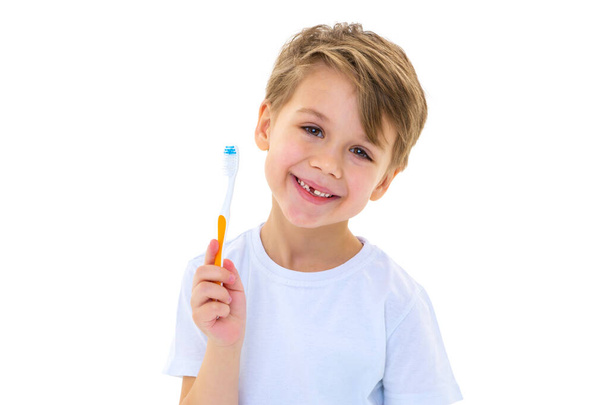 Маленький хлопчик чистить зуби зубною щіткою
. - Фото, зображення
