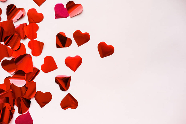 Червоне серце конфеті 14 лютого на День святого Валентина.. - Фото, зображення