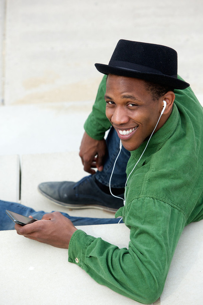 férfi hallgató-hoz zene-ra cellphone - Fotó, kép