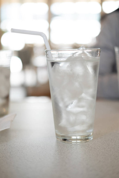 Drinkwater met ijs op tafel - Foto, afbeelding