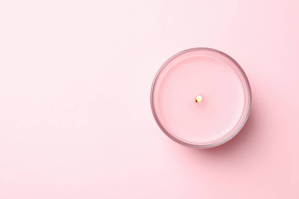 Αρωματικό κερί για χαλάρωση σε ροζ φόντο - Φωτογραφία, εικόνα