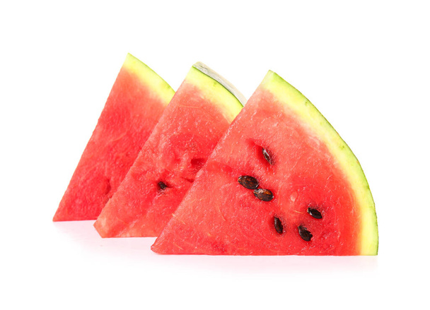 Scheiben reife Wassermelone isoliert auf weißem Hintergrund - Foto, Bild