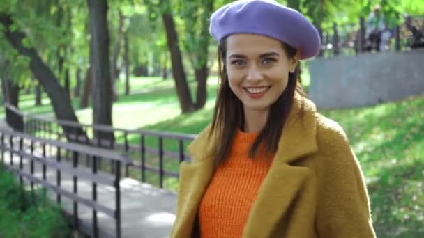 fröhliche Frau zeigt mir Geste beim Spazierengehen im Park - Filmmaterial, Video