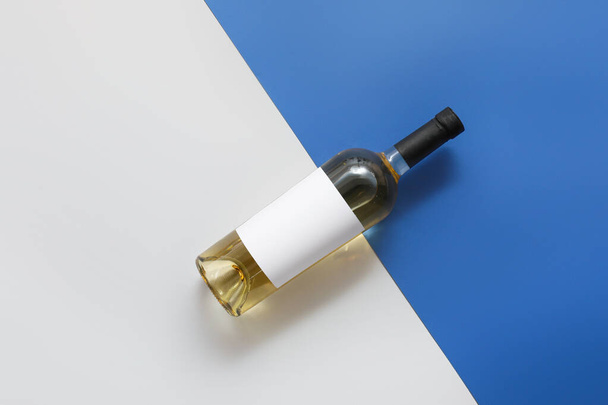 Bouteille de vin avec étiquette vierge sur fond de couleur - Photo, image