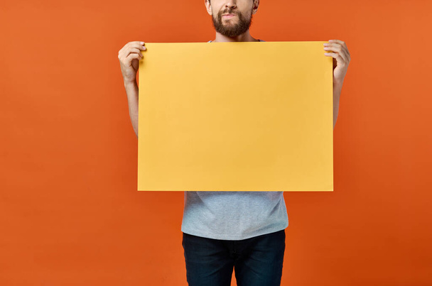 marketing cartaz laranja fundo homem no fundo recortado vista - Foto, Imagem