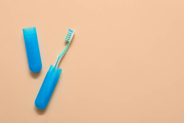 Zubní kartáček a pouzdro na pozadí barvy - Fotografie, Obrázek