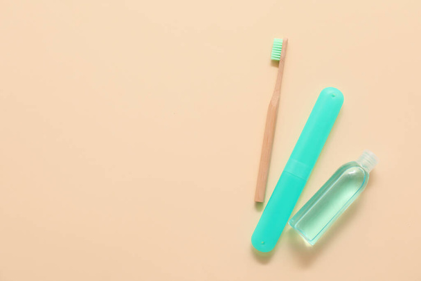 Cepillo de dientes, caja y enjuague bucal sobre fondo de color - Foto, Imagen