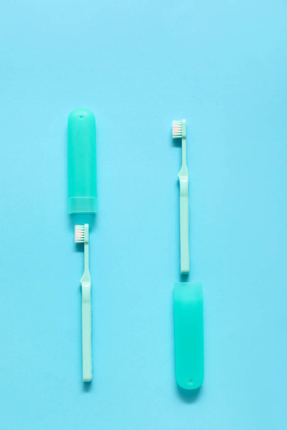 Зубные щетки и чехол на цветном фоне - Фото, изображение