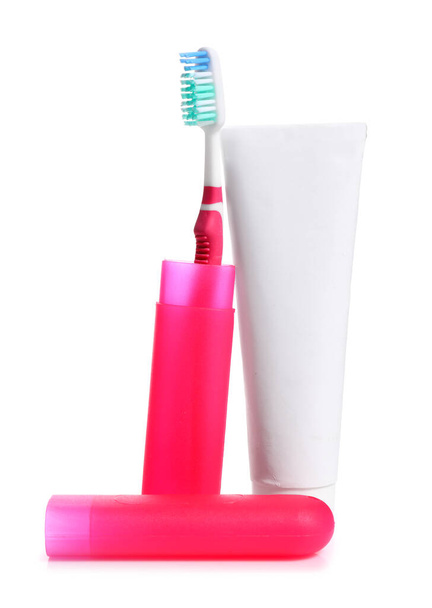 歯ブラシ、ケース、白の背景にペースト - 写真・画像