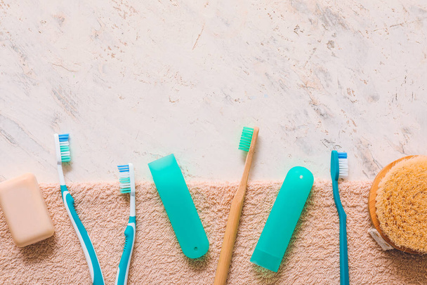 Set de accesorios de baño con cepillos de dientes y estuche sobre fondo claro - Foto, imagen