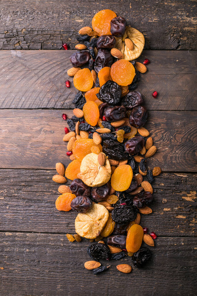 Gedroogde vruchten en noten mengen in een houten kom. Assortiment van gekonfijte vruchten. Judaïsche vakantie Tu Bishvat. Kopieerruimte - Foto, afbeelding