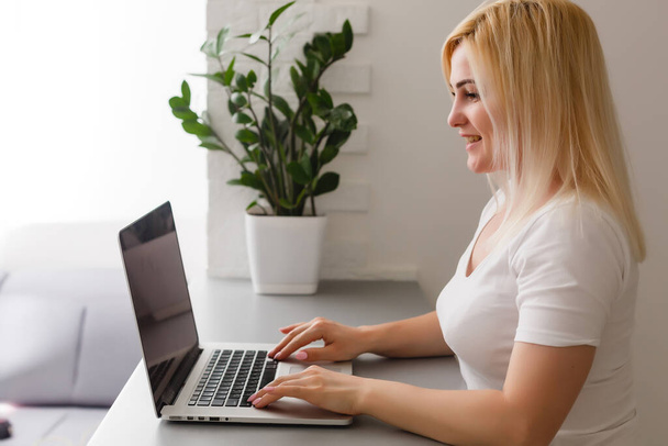 Lähikuva nuori nainen käyttää kannettavaa tietokonetta verkossa kotona - Valokuva, kuva