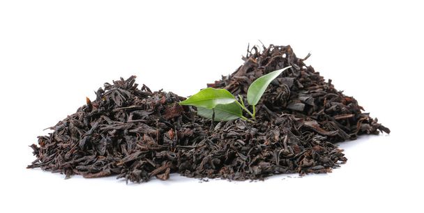 Masa suchych czarnych liści herbaty na białym tle - Zdjęcie, obraz