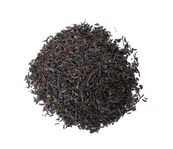 tas de feuilles de thé noir sèches sur fond blanc - Photo, image