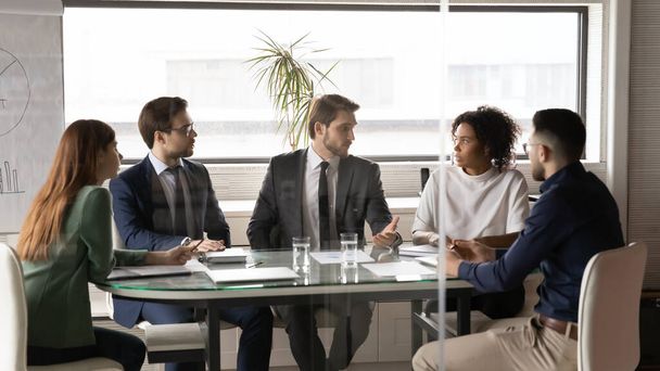 Multiracial employees talk discussing business ideas at briefing - Foto, Imagem