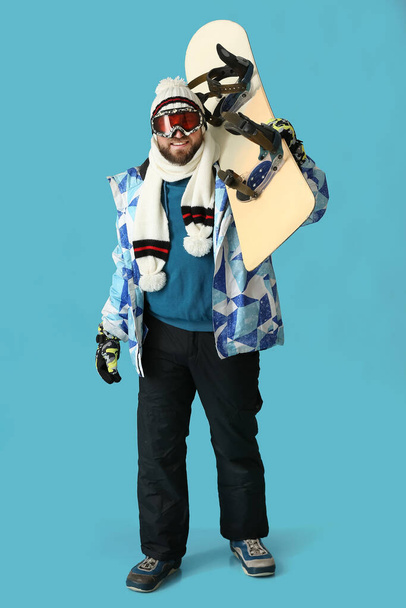 Мужчина сноубордист на цветном фоне - Фото, изображение