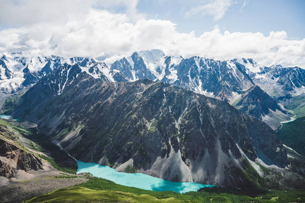 Spettacolare vista sulla valle panoramica con grande lago di montagna circondato da gigantesche catene innevate e ghiacciai. Incredibile paesaggio altopiano atmosferico. Meraviglioso paesaggio maestoso natura selvaggia. - Foto, immagini