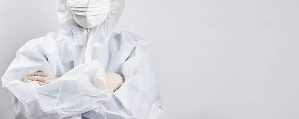 Обрезанный снимок медицинского работника в защитном оборудовании - Фото, изображение