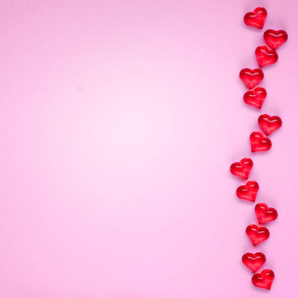 Zamazana koncepcja Walentynek z sercami na różowym tle. Płaskie ułożenie, przestrzeń kopiowania. Wysokiej jakości zdjęcie - Zdjęcie, obraz