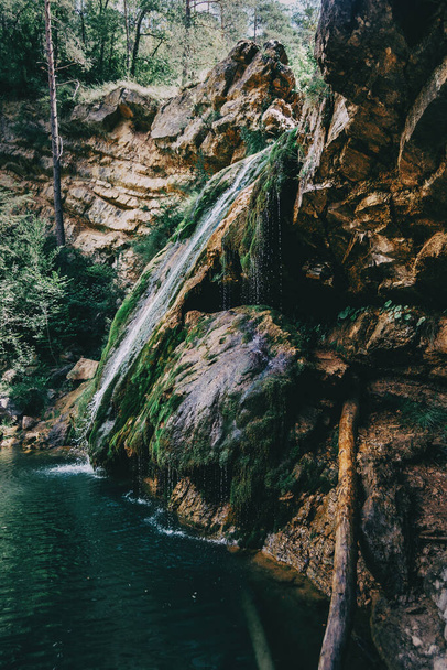 paisagem com uma piscina com cachoeira em um lugar da Catalunha, Espanha - Foto, Imagem