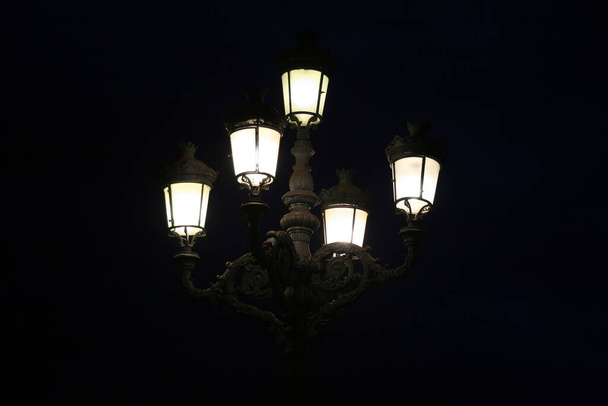 Lanternes dans un environnement urbain - Photo, image