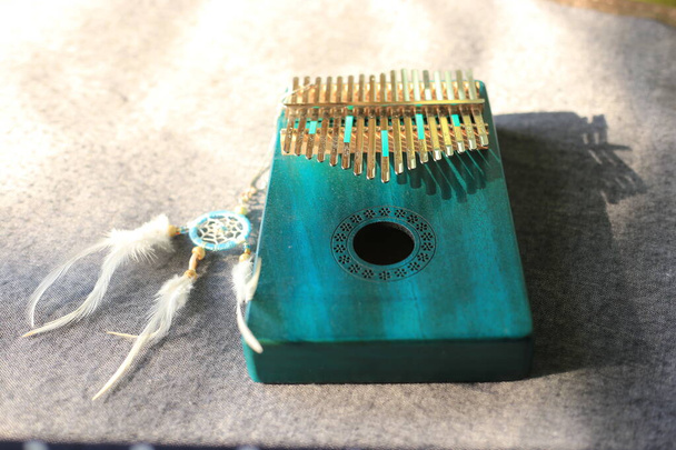 Kalimba tai mbira on afrikkalainen soitin.Perinteinen pieni kalimba, joka on valmistettu metallilevystä, leikkii käsillään ja nyppii peukaloilla. Laite huoneessa - Valokuva, kuva