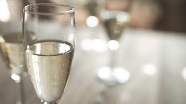 наливая шампанское в бокалы свадебный прием - Кадры, видео