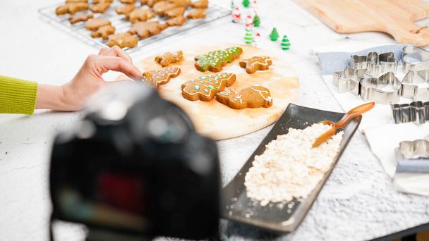 Online bakkerij cursus produciton voor koekjes zelfgemaakte koken voor Kerstmis traditionele dessert. Kinderen en familie bereiden zich graag voor op het maken van deeg en bakken. Leer van video als nieuw normaal leven - Foto, afbeelding